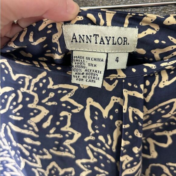 Ann Taylor size 4 100% silk light blue printed mini skirt size 4 - Picture 3 of 5